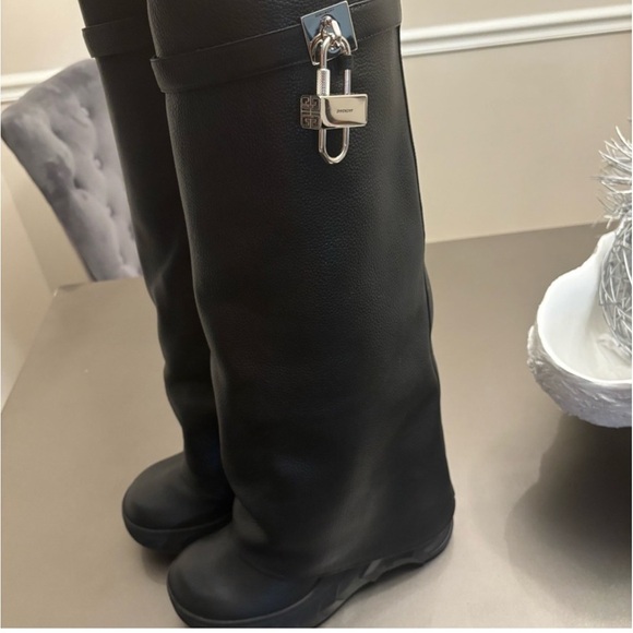 Ladies AUTHENTIC Givenchy Black Shark Lock Biker boots in grained leather - Picture 5 of 16